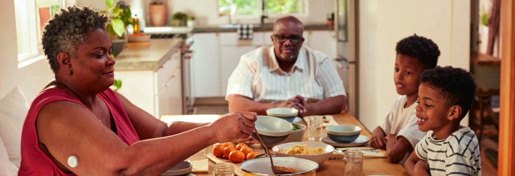 Imagem de refeição em família representando alimentação saudável