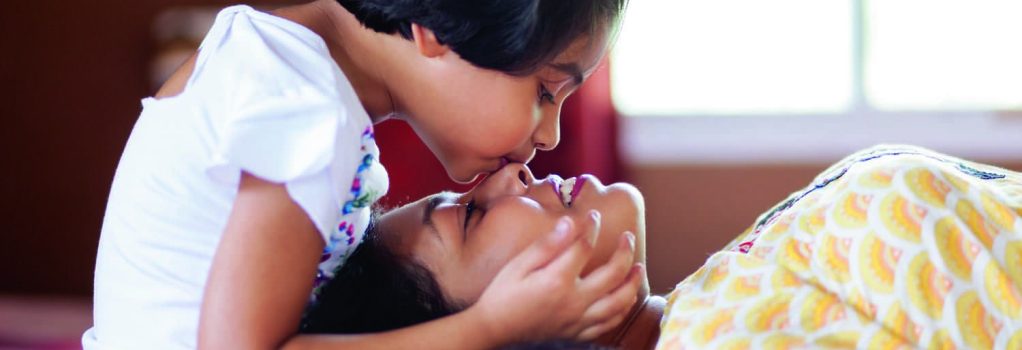 Imagem de mulher e criança, representando o tema alimentação e impacto no desenvolvimento infantil